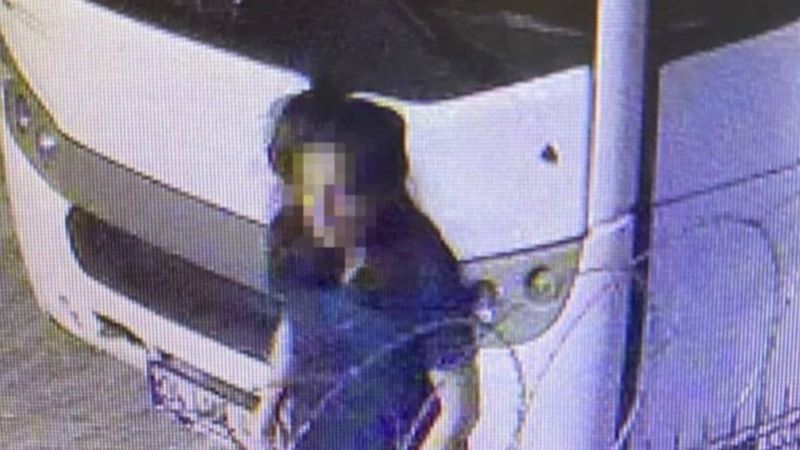 Gaziosmanpaşa'da bebeğini çöpe atan kadın kamerada