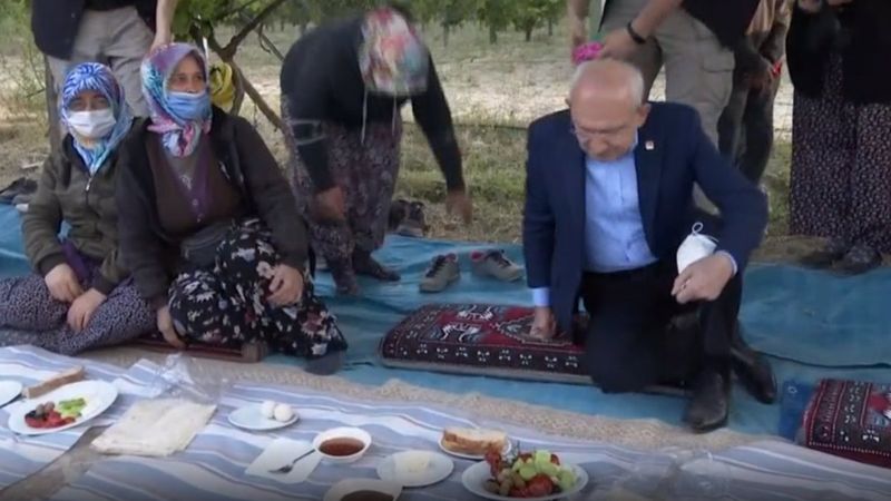 Kemal Kılıçdaroğlu, yer sofrasına ayakkabılarını çıkarmadan oturdu