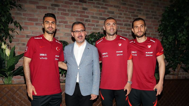 Bakanlardan Milli Takım'a ziyaret