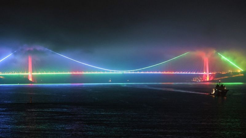 İstanbul'un köprüleri Azerbaycan bayrağına büründü