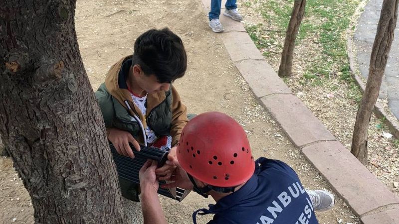 İstanbul'da oturduğu bankın deliğine parmağı sıkışan genci itfaiye kurtardı