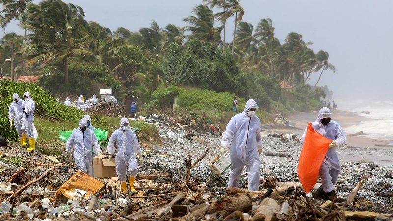 Sri Lanka’da yanan konteyner gemisinden kopan parçalar kıyaya vurdu