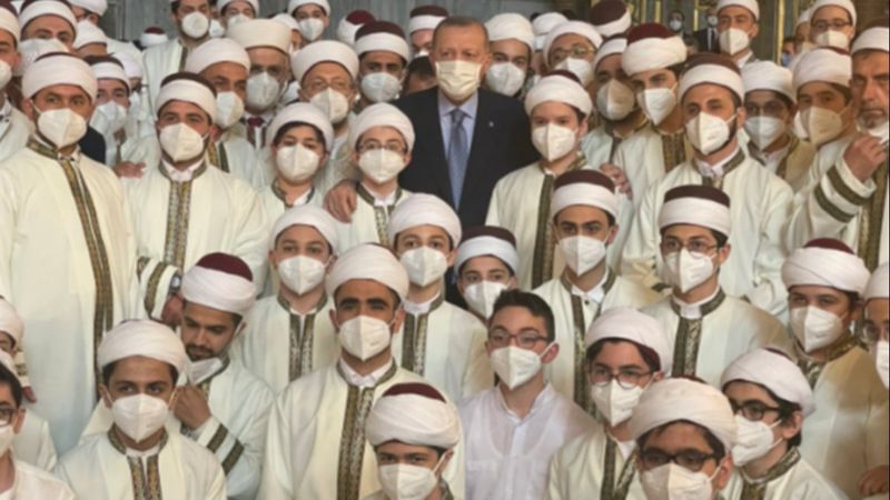 Cumhurbaşkanı Erdoğan'ın torunu Ömer Tayyip, hafızlık eğitimini tamamladı