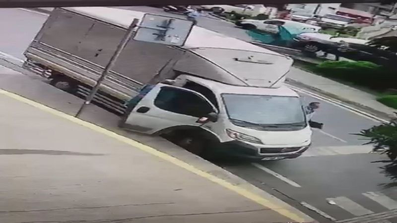 Gaziosmanpaşa'da otomobil, yayaya çarptı