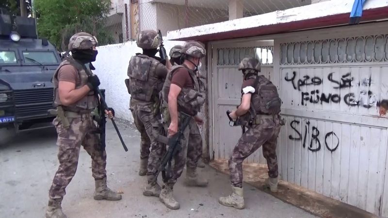 Adana’da ‘aşk’ vaadi ile dolandıran çeteye operasyon: 42 gözaltı