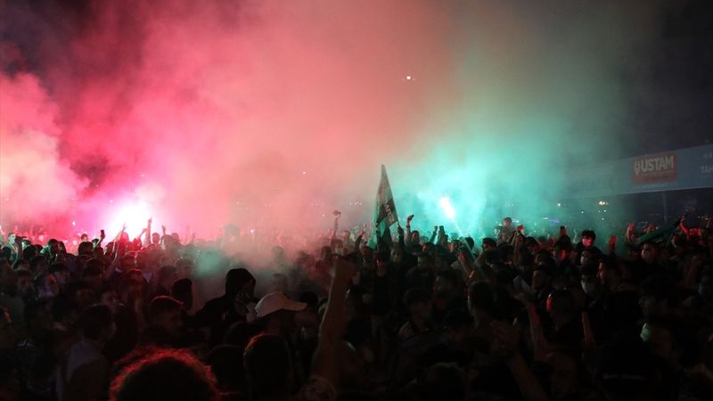 TFF 1. Lig'e yükselen Kocaelispor kentte coşkuyla karşılandı