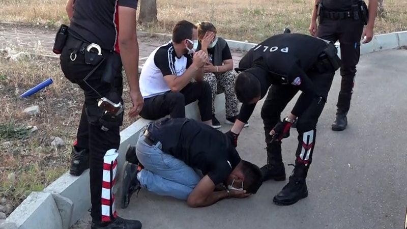 Antalya'da uyuşturucuyla yakalanan genç, polise yalvardı