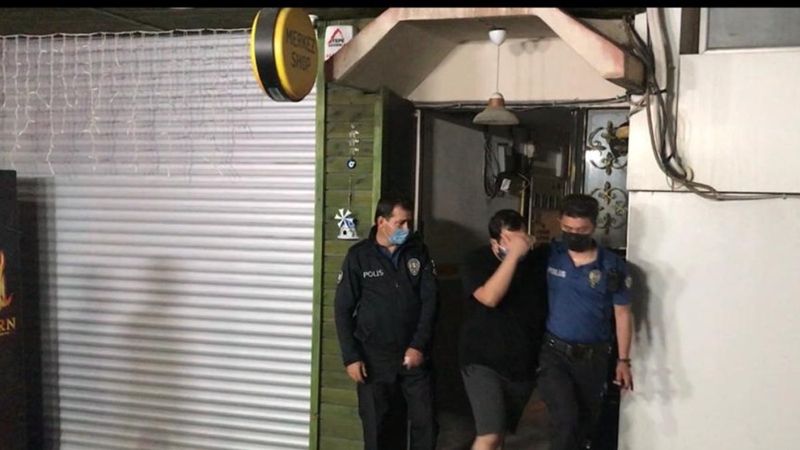 Sakarya'da polisi görünce kendilerini kapalı olması gereken büfeye kilitlediler