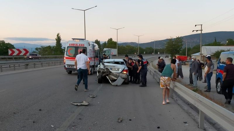 Burda'da duran araca çarptı: 6 yaralı