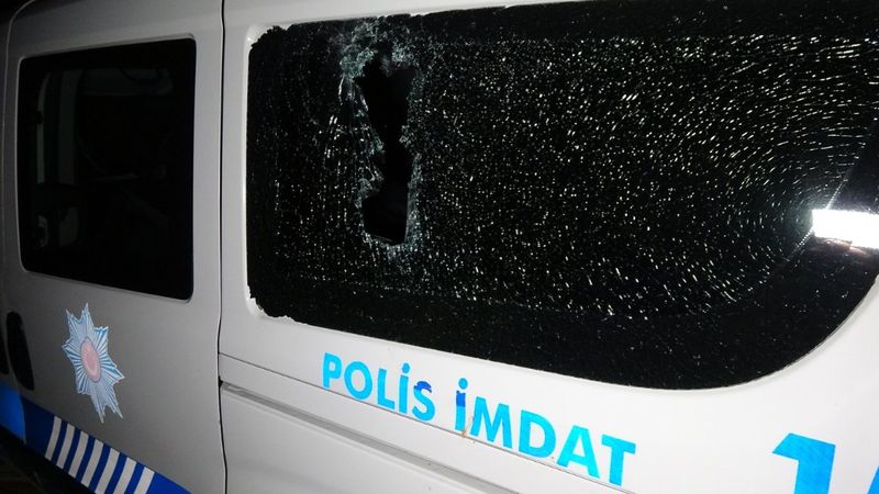 Edirne'de ihbara giden polis aracına kiremitle saldırıldı