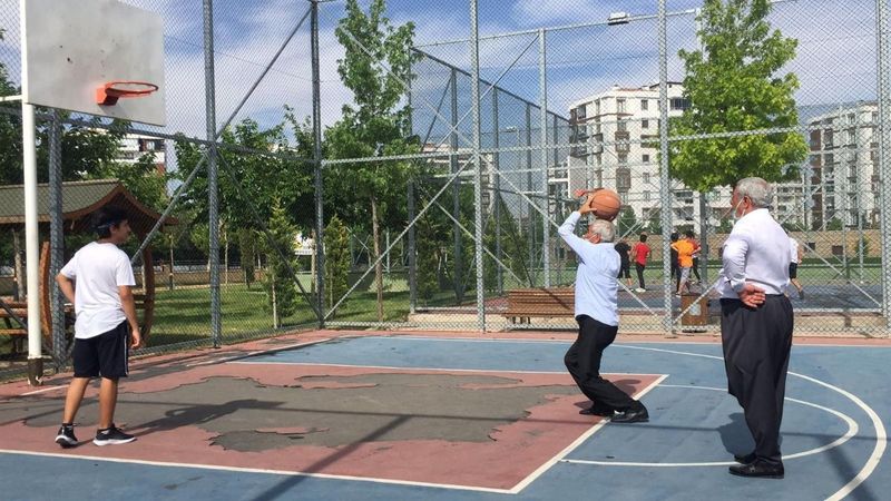 Diyarbakır'da 70'lik dedelerin basketbol keyfi
