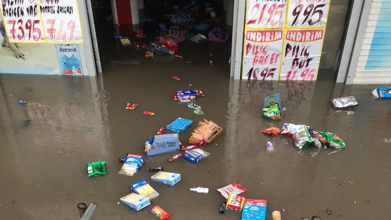 Maltepe’de yağmur yağdı, dükkanları su bastı