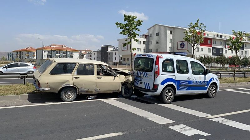 Aksaray’da, sahte plakalı araç ile kaçarken polis aracına çarptı