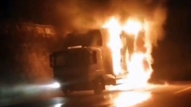 Sakarya'da kamyon yolun ortasında alev aldı