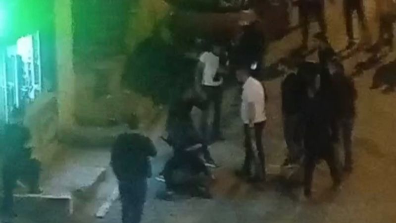 Esenyurt'ta sokak ortasında sopalı dayak