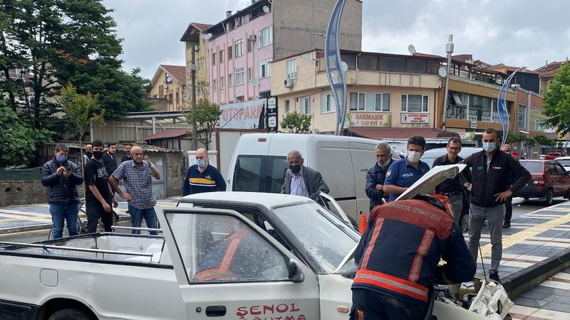 Sakarya'da pedalları karıştıran sürücü iş yerine daldı