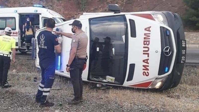 Denizli'de ambulans devrildi: 4 yaralı