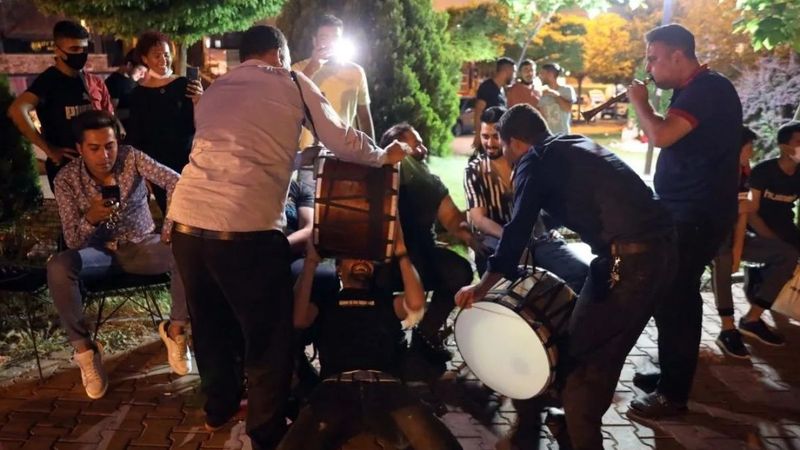 Gaziantep'de kademeli normalleşme halaylarla kutlandı