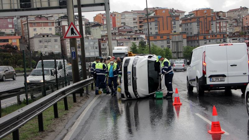 Kağıthane’de kaza: Otomobil yan yattı