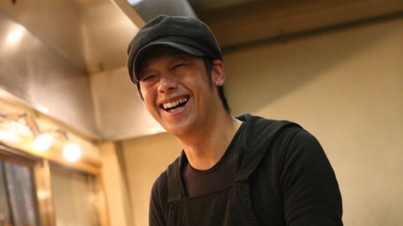 Japonya’da sattığı yemekten saç çıkınca, saçlarını kazıttı