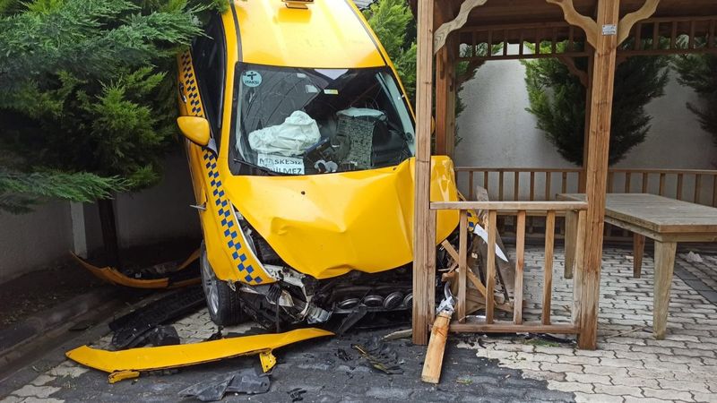 Beylikdüzü’nde, ticari taksi site bahçesine çakıldı