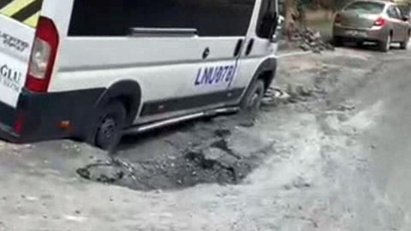 Avcılar’da yağmur sonrası yol çöktü