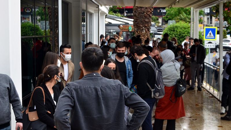 Avcılar'da nikah dairesi önünde yoğunluk