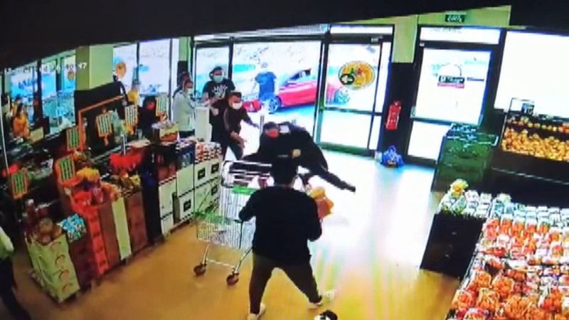 Küçükçekmece'deki markette sıra kavgası: 3 jandarma yaralandı