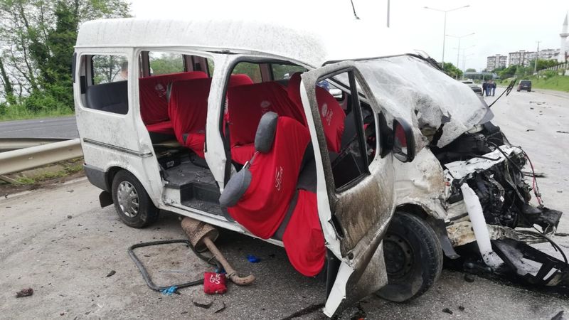 Ordu'da işçi minibüsü ile kamyonet çarpıştı