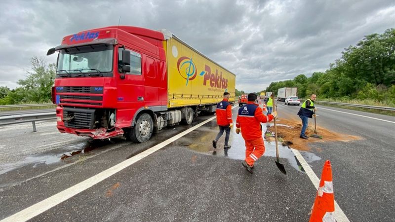 Düzce’de kazada karşı şeride geçen tır şoförü faciayı engelledi