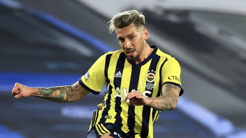 Fenerbahçe'den Jose Sosa'ya indirim talebi