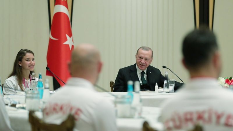 Cumhurbaşkanı Erdoğan başarılı cimnastikçileri kabul etti
