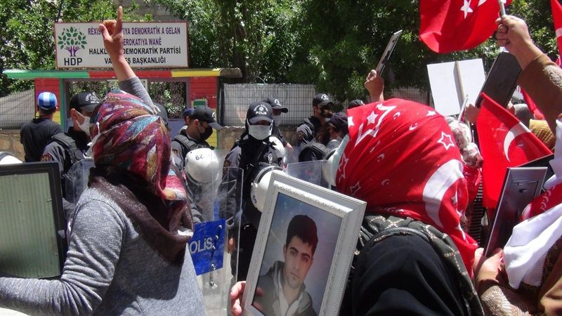 Van’da 32 ailenin HDP binası önündeki evlat nöbeti devam ediyor