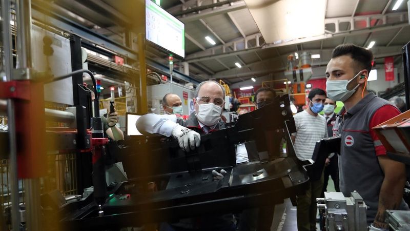 Mustafa Varank, Kocaeli'de TOGG için kokpit üreten tesisi ziyaret etti