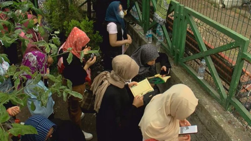 İstanbul'da LGS öncesi Zuhuratbaba Türbesi'ne akın ettiler