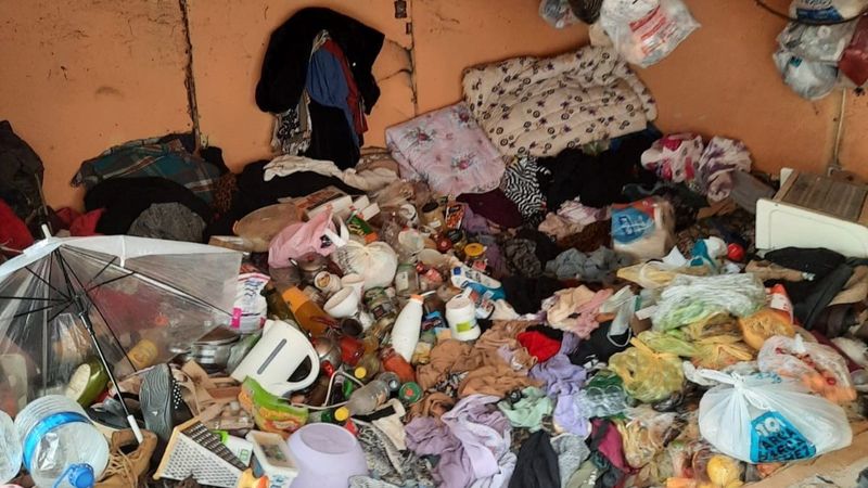 Kocaeli'de evinden 2 kamyon dolusu çöp çıktı