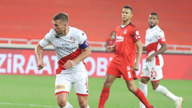 Lukas Podolski'den sosyal medya vedasına tepki