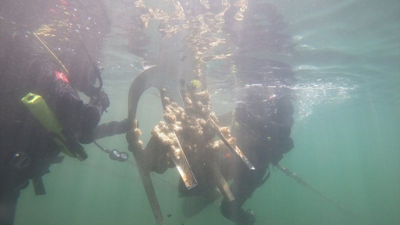 İzmir'de Jandarma SAK Timi, denizde atık topladı