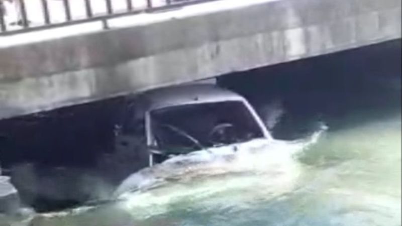 Mersin'de kaza yapan araç, sulama kanalına uçtu