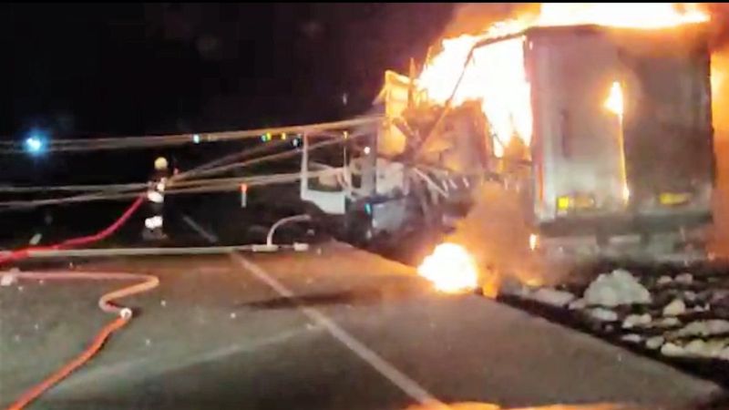 Diyarbakır'da trafoya çarpan tır, yangına neden oldu