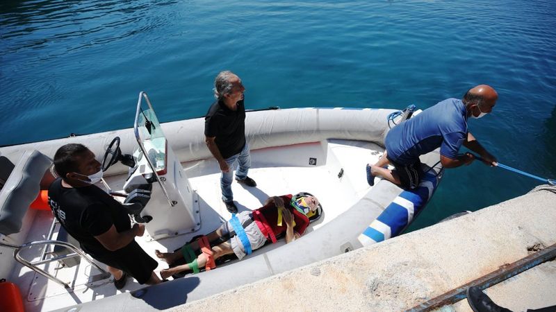 Antalya'da güneşlenirken üzerine cankurtaran kulesi devrildi