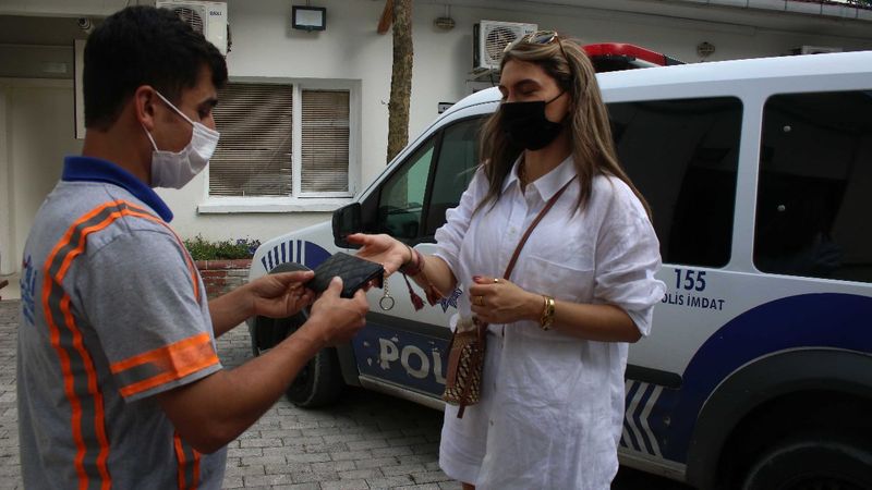 İstanbul'da yolda bulduğu 1500 euroyu sahibine teslim etti