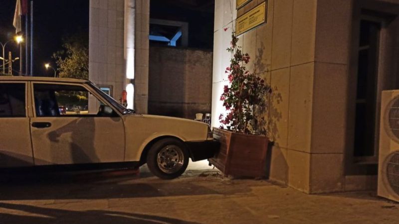 Adana'da drif atarken müze duvarına çarptı