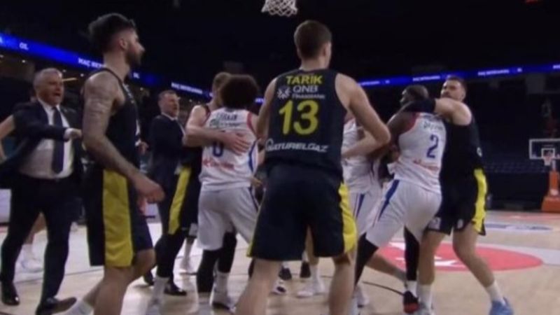 Anadolu Efes - Fenerbahçe maçında kavga
