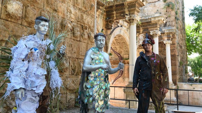Antalya'da canlı heykellerle çevreye duyarlılık çağrısı