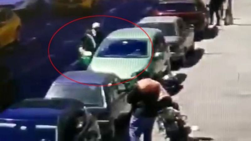 Şişli’de aracın kapılarını kilitlemeyince, parası çalındı