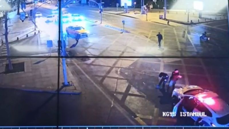 Fatih’te dur ihtarına uymayan sürücü, polis aracına çarpınca yakalandı