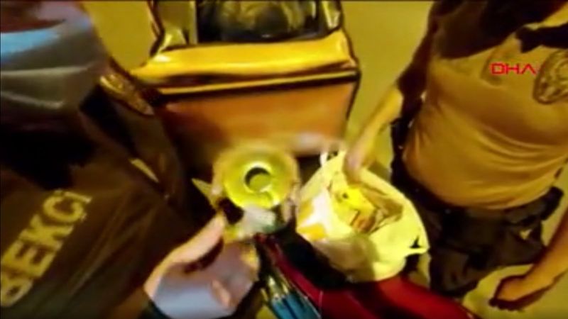 Ataşehir’de bekçiler, motosikletli kuryenin bagajında uyuşturucu buldu