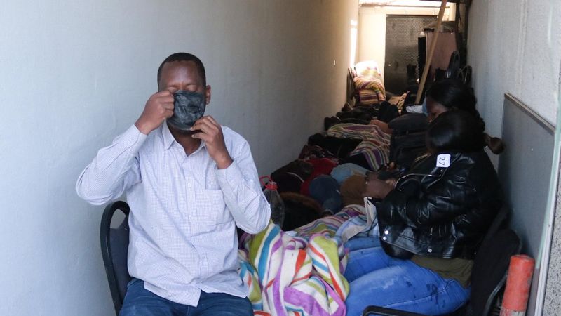 İzmir'de Yunan unsurlarının ittiği 29 göçmen kurtarıldı