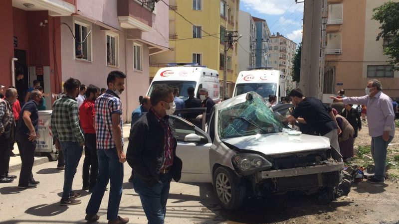 Çorum'da otomobil direğe çarpınca 4 genç kız yaralandı
